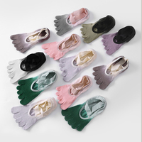 2023 été à la mode coton Yoga chaussettes anti-dérapant cheville teinture cravate mode cinq doigts poignées Pilates chaussettes Logo personnalisé disponible