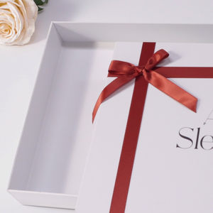 맞춤형 럭셔리 화이트 판지 종이 포장 이동식 뚜껑 단단한 잠옷 의류 선물 상자 리본 - Product Image 3