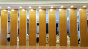 Parete Divisoria Scorrevole Fonoassorbente per Scuole di Ristorazione con Design Pieghevole, Costruzione Moderna in Legno, Isolamento Acustico Efficiente - Product Image 3