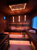 Sauna de luxe en bois préfabriqué modulaire avec revêtement en bois, éclairage ambiant LED et grande fenêtre d'angle en verre