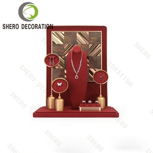 Kit de présentation de bijoux en velours rouge et métal doré sur mesure de qualité supérieure, présentoirs pour colliers et boucles d'oreilles pour vitrine de bijouterie. - Product Image 3
