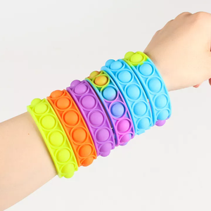 Vente en gros <span class=keywords><strong>pas</strong></span> <span class=keywords><strong>cher</strong></span> nouveauté silicone push pops <span class=keywords><strong>it</strong></span> fidgets jouet bracelet réglable multicolore soulagement du stress doigt presse bracelet jouet - Product Image 4