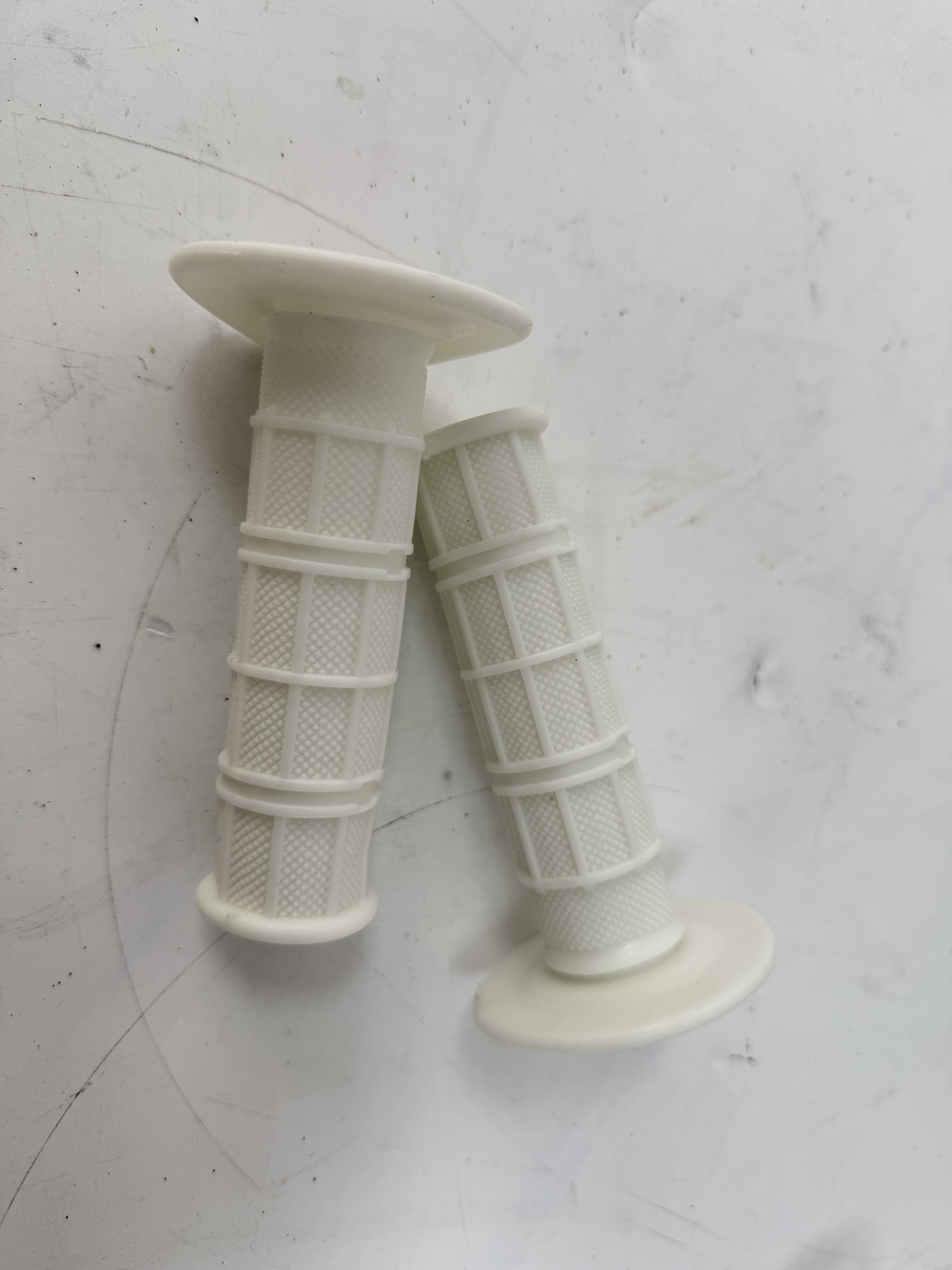 White Grips +Surron throttle