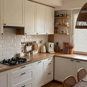 Cuisine ouverte en bois clair avec îlot central, évier, plaque à induction et réfrigérateur |   Système de meubles de cuisine modulaire tout-en-un - Product Image 5