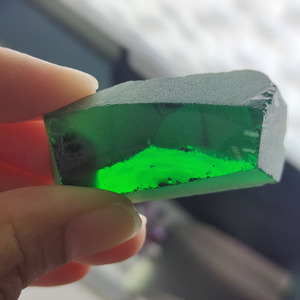 Matière première synthétique nano brute non coupée Nanosital # B1713 Pierre brute irrégulière de tsavorite foncée, non taillée, verte, cultivée en laboratoire - Product Image 4