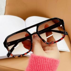 Lunettes de soleil rétro 2025 personnalisables avec logo, double pont, monture carrée en PC, protection UV400, style pilote léopard pour hommes et femmes - Product Image 4
