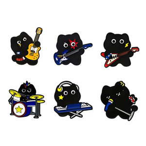 Spilla in smalto a forma di gatto nero simpatico, stile cartone animato, con gattino che suona chitarra, batteria, tastiera e canta, per amanti della musica - Product Image 1