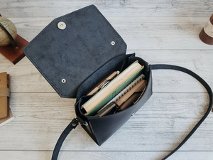 Sac bandoulière en cuir noir fait main pour femme, petit sac à main personnalisé en cuir, cadeau pour elle - Product Image 6