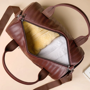 Organisez chaque voyage avec plus de clarté grâce à un sac de week-end 100 % cuir véritable, conçu pour un transport équilibré et confortable. - Product Image 5