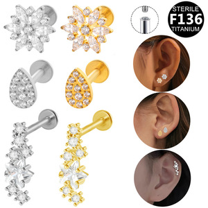 Boucles d'oreilles en titane F136 avec zircon en forme de fleur et filetage interne pour piercing du cartilage - Product Image 1