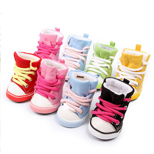 Venta al por mayor de fábrica: Accesorios de moda con estampado ecológico para perros, zapatos de mezclilla tipo <span class=keywords><strong>Converse</strong></span> para uso invernal. - Product Image 1