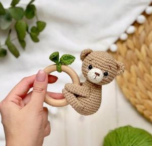 かぎ針編みガラガラギフトセットクマ木材サークルブレスレットかわいい動物ソフトニットかぎ針編み赤ちゃんガラガラ - Product Image 1