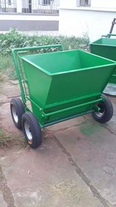 Máquina esparcidora manual de relleno para césped con tolva de acero, alimentación ajustable, para rellenar con arena y gránulos de caucho en campos de fútbol y parques infantiles - Product Image 6