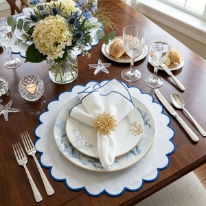 Ensemble de sets de table et serviettes en lin blanc, broderie traditionnelle de luxe, faits main au Vietnam, bordure festonnée bleue, pour mariage et banquet - Product Image 2