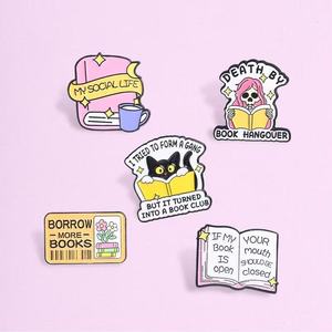 Al por mayor: Pines de metal esmaltados creativos y bonitos con diseño de gato de dibujos animados leyendo un <span class=keywords><strong>libro</strong></span>, broches, insignias, accesorios y regalos de recuerdo - Product Image 2