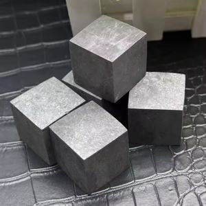 Cubes d'ornements en shungite naturelle en gros, pierres de guérison énergétique authentiques, parfaits pour la décoration intérieure et les cadeaux de fête significatifs - Product Image 1