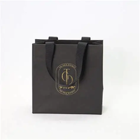 Vente en gros avec logo personnalisé feuille d'or de luxe en papier noir recyclable sacs d'emballage de cadeau shopping cosmétique maquillage bijoux avec logo