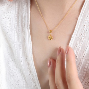 Joyería China al por Mayor, Collares con Colgante Redondo Hueco Chapado en Oro con Caracteres Chinos - Product Image 4