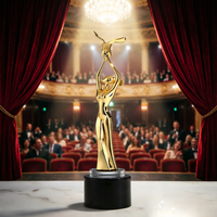 Noble fabricant créatif métal dame figure tenant paix colombe cadeau personnalisé gravé Logo personnalisé beauté trophée prix