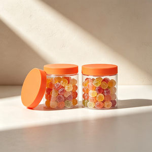 Pot en plastique PET transparent de qualité alimentaire de 450 ml pour l'emballage de bonbons, biscuits et aliments, avec logo personnalisé en relief doux orange. - Product Image 1