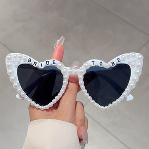 إكسسوارات الزفاف النظارات الشمسية على شكل قلب النظارات الشمسية العصرية عيد ميلاد الملكة شخصية بيضاء الحب اللؤلؤ النظارات الشمسية النسائية - Product Image 1