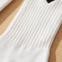 Chaussettes de Pilates pour femmes, broderie personnalisée en forme de cœur, vente en gros, antidérapantes, respirantes, en coton, avec grip