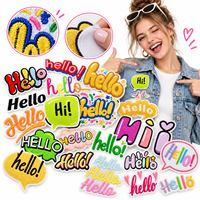 Patch brodé thermocollant et à coudre en relief, motif 'Hello Hi' avec texte de salutation et lettrage coloré, vente en gros