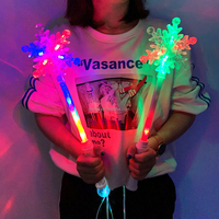 Bâton lumineux LED flocon de neige pour enfants, baguette féerique clignotante colorée, portable en plastique, cadeau de Noël