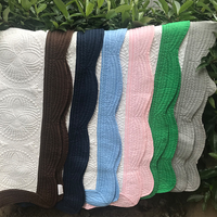Couverture pour bébé brodée avec monogramme, motif en croix, courtepointe, bord festonné, courtepointe matelassée, couverture de bébé héritage, courtepointes pour enfants