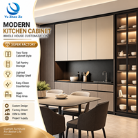Meuble de cuisine haut sur mesure bicolore avec étagère vitrine éclairée et espace de préparation ouvert pour projet d'appartement familial