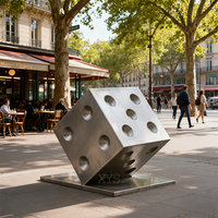 Sculptures extérieures sur mesure de style art contemporain pour rues piétonnes commerciales, statue géante en acier inoxydable en forme de dés