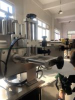 Machine d'étiquetage automatique d'autocollants adhésifs ronds pour bouteilles, pour les pots de fruits et les flacons de vitamines