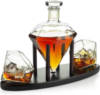 Juego de regalo de decantador de botella de whisky de cristal de licor de diamante con 4 tazas de alcohol y soporte de madera para ocasiones de negocios actualmente en tendencia