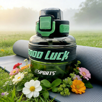 Bouteille d'eau de sport portable en plastique sans BPA, réutilisable, avec paille intégrée, pour la motivation à la salle de sport