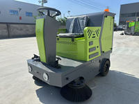 Machine de balayage autopropulsée avec suppression de la poussière par pulvérisation pour le nettoyage des entrepôts, des parcs logistiques, des centres commerciaux et des sols d'usine