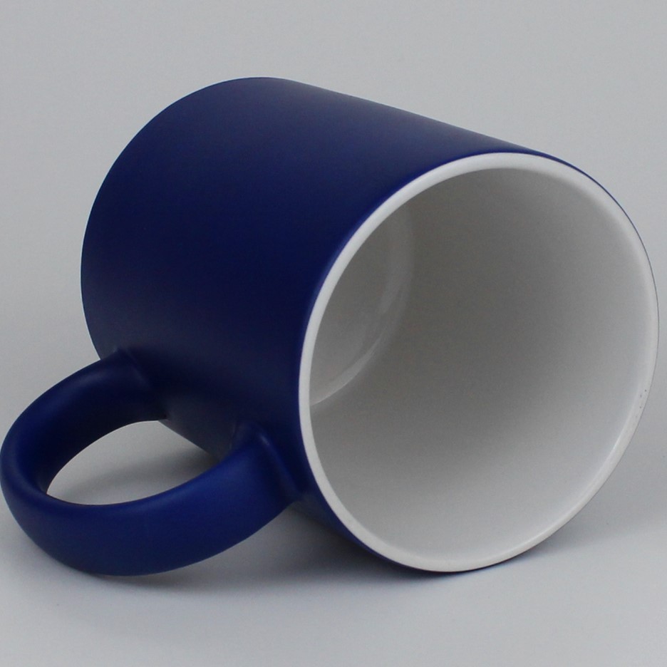 La taza azul que cambia de color viene en una pequeña caja blanca.