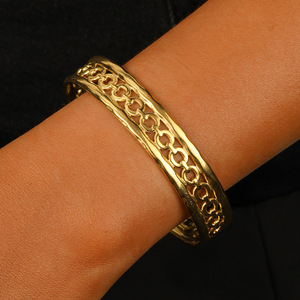 Brazalete de Acero Inoxidable Chapado en Oro de 18K con Diseño Hueco Moderno para Mujer, Estilo Árabe Saudí/Dubái, Ideal para Aniversario - Product Image 1