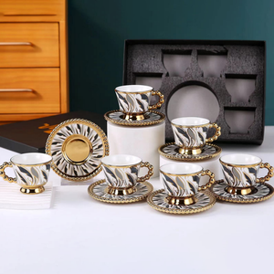 नई लक्जरी आधुनिक सोने की प्लेटेड यूरोपीय सिरेमिक कॉफी चाय मग उपहार बॉक्स और 6 कॉफी मग और सॉकर सेट का सॉकर उपहार सेट - Product Image 2