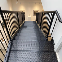 Marches d'escalier droites en acier galvanisé anti-rouille pour extérieur industriel, avec marches perforées et garde-corps vertical fin, pour toiture commerciale