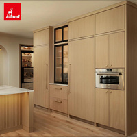 Meubles de cuisine contemporains Alland en bois clair, panneaux plats, sur mesure, de haute qualité, avec vitrine en verre pour la cuisine