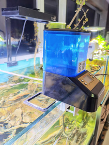 Machine d'alimentation automatique d'aquarium d'intérieur pour Koi Goldfish Alimentation à batterie sèche régulière Réservoir de poissons en métal Caractéristiques des poissons de crevettes - Product Image 3