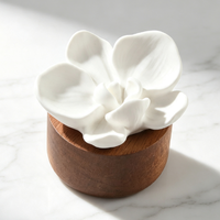 Diffuseur d'huiles essentielles en plâtre parfumé aux fleurs, en céramique de porcelaine faite à la main sur base en bois, pour parfumer l'ambiance de la maison