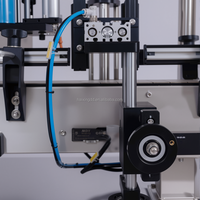 Machine d'étiquetage verticale durable pour bouteilles rondes avec moteur pas à pas pour une pose précise d'étiquettes autocollantes sur les cylindres