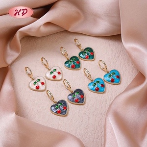 เครื่องประดับเฮงเตี้ยน ต่างหูแฟชั่นรูปหัวใจเชอร์รี่ ชุบทอง 18K ประดับเพชรซิคอนเกรด AAA งานฝีมือเคลือบน้ำมัน สำหรับงานปาร์ตี้และใช้ในชีวิตประจำวัน ขั้นต่ำ 12 ชิ้น ขายส่งสำหรับผู้หญิง - Product Image 3