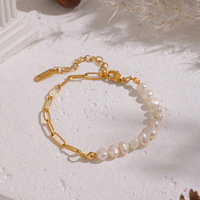 Bracelet de perles multi-breloques tendance, chaîne dorée, pendentif queue de sirène en coquillage, accessoire de poignet délicat pour femme, idéal pour la plage