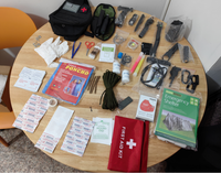 Kit de survie 250 pièces kit de premiers soins avec sac compatible Molle et tente d'urgence, kit d'urgence pour la randonnée, la chasse,