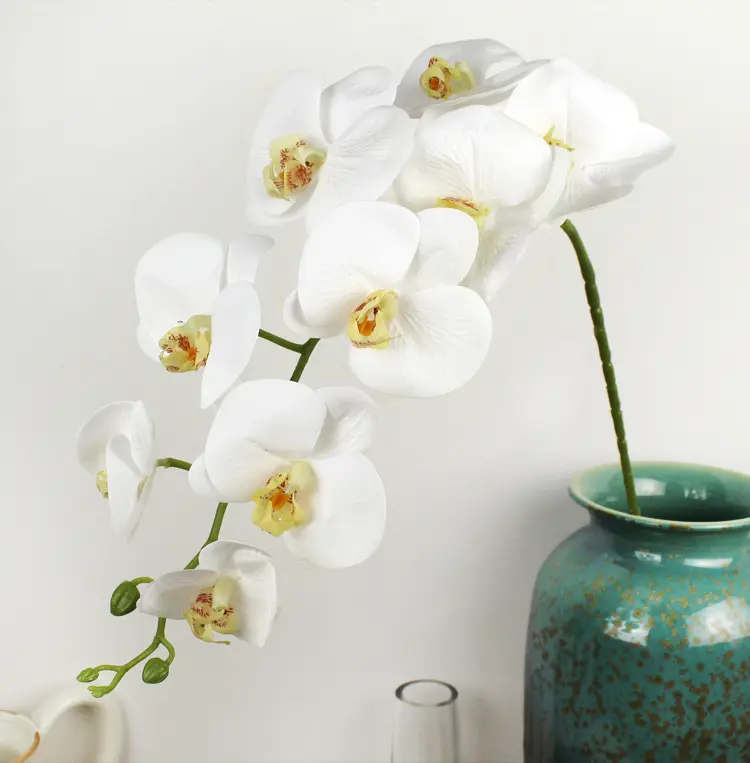 Flores artificiais da orquídea envasadas no potenciômetro cerâmico, flor realística no vaso para a decoração Home Office interna