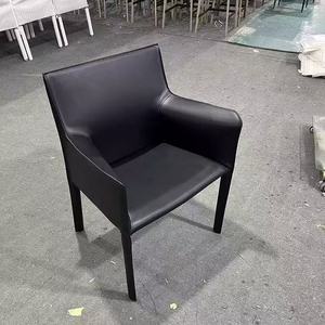 Fauteuil de salle à manger moderne en cuir noir avec design carré de style mid-century, lignes élégantes, pieds en métal - Product Image 1