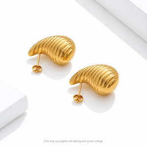 Boucles d'oreilles clous côtelées en acier inoxydable plaqué or 14K sous vide, forme de coquille sculpturale incurvée avec attaches papillon - Product Image 1