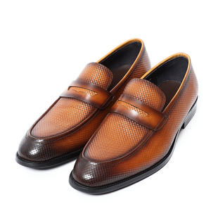 Mocassins décontractés en cuir véritable pour hommes d'affaires faits à la main à la mode avec une caractéristique de rehaussement pour une tenue détendue - Product Image 2